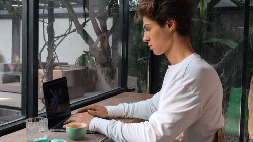 Freelancer arbeitet im Café am Laptop