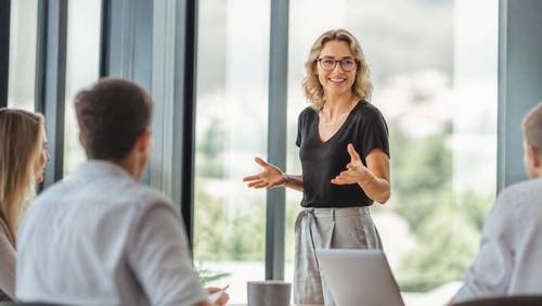 Eine Frau hält eine Präsentation im Arbeitskontext.