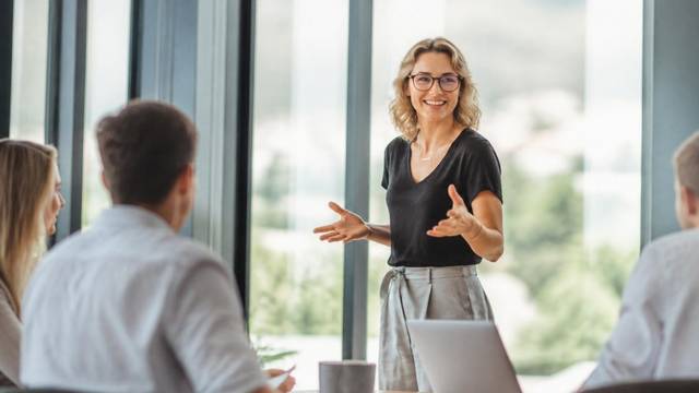 Eine Frau hält eine Präsentation im Arbeitskontext.