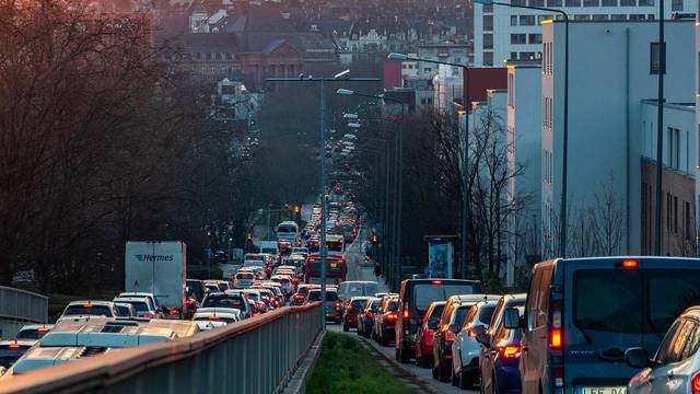 Autos im Stau Autos im Stau im morgendlichen Berufsverkehr