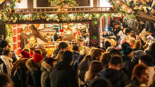 Eine Bude auf einem dicht befüllten Weihnachtsmarkt