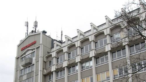 Kathrein-Werk in Rosenheim vor bewölktem Himmel.