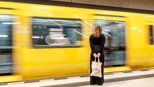 Frau wartet in Berlin auf die U-Bahn