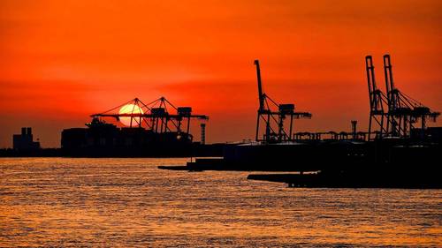 Containerterminal bei Sonnenuntergang