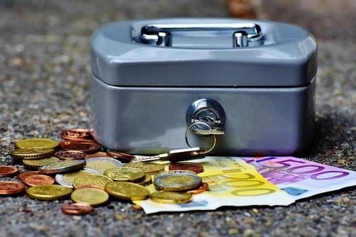 Kasse mit Kleingeld und Euroscheinen