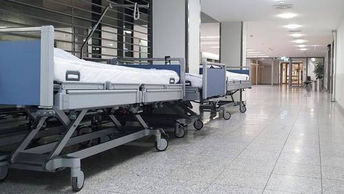 Leere Pflegebetten auf einem Klinikflur