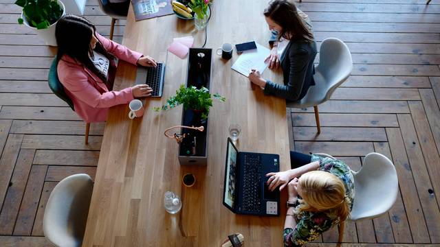 Vogelperspektive auf Frauen an Laptops Vogelperspektive auf Frauen an Laptops