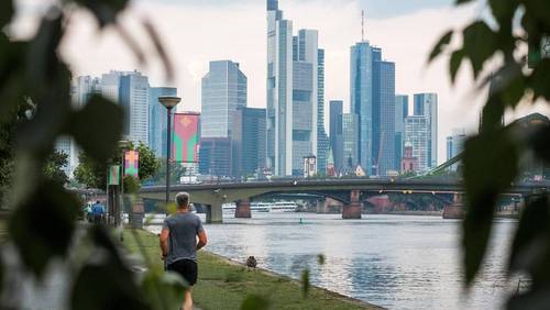 Frankfurt Mainufer. Ein Jogger läuft vorbei.