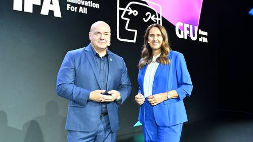 Zwei Messevertreter auf der Bühne vor den Logos der IFA und der GFU bei der IFA 2026 in Berlin.