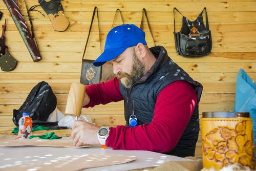 Handwerker arbeitet in Werkstatt