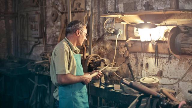Handwerker arbeitet in Werkstatt