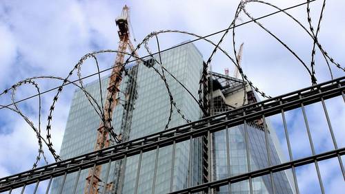 EZB-Fassade hinter Stacheldraht