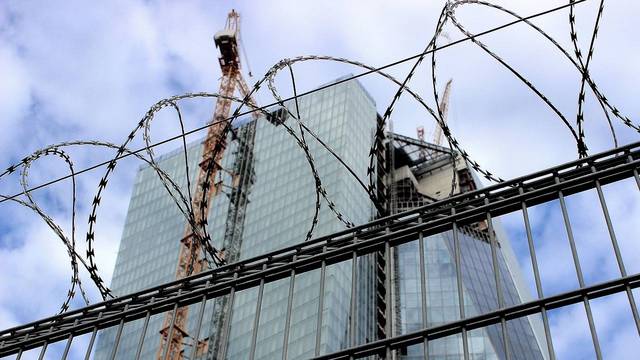 EZB-Fassade hinter Stacheldraht