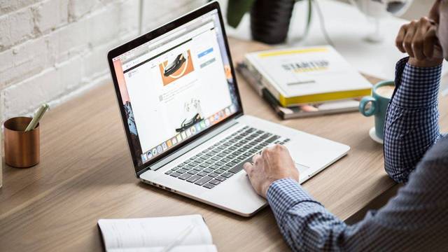 Beste Onlineshops 2026: Auch Nischen-Shops überzeugen Person kauft an einem Laptop in einem Onlineshop ein