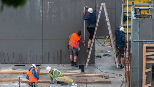 Bauarbeiter messen und arbeiten auf einer Baustelle