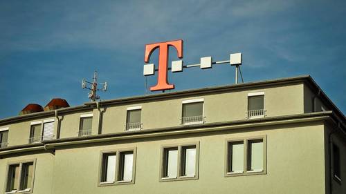 Telekom-Logo auf Gebäude