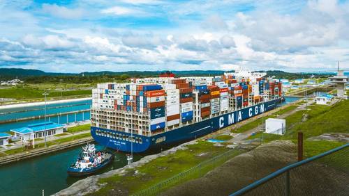 Containerschiff mit gestapelten Frachtcontainern im Panama-Kanal