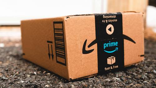 Paket mit Amazon Prime Aufdruck