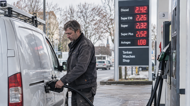 Dieselpreis bei 2,42 Euro: Steigende Spritkosten belasten Betriebe Handwerker tankt einen Transporter an einer Tankstelle, die Diesel für 2,42 Euro je Liter ausweist.