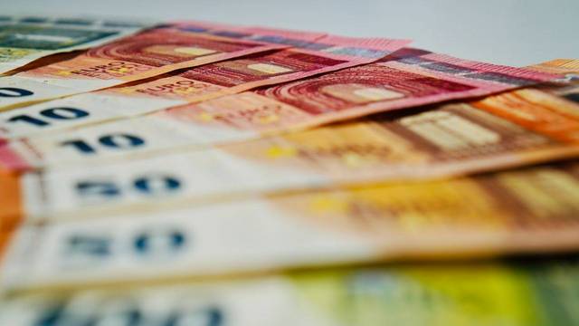 Geld für die Rente Euroscheine aufgefächert