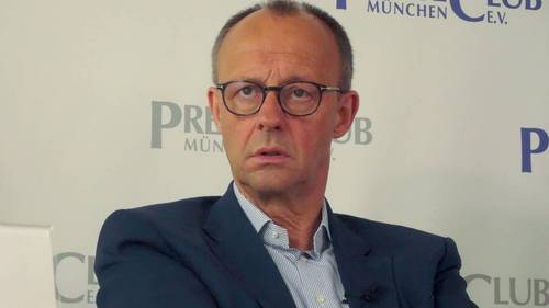 Friedrich Merz spricht vor einer Wand mit dem Logo des Presseclubs München.