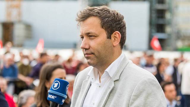 Lars Klingbeil Bundesfinanzminister Lars Klingbeil gibt bei einer Veranstaltung im Freien ein Interview vor einem ARD-Mikrofon.