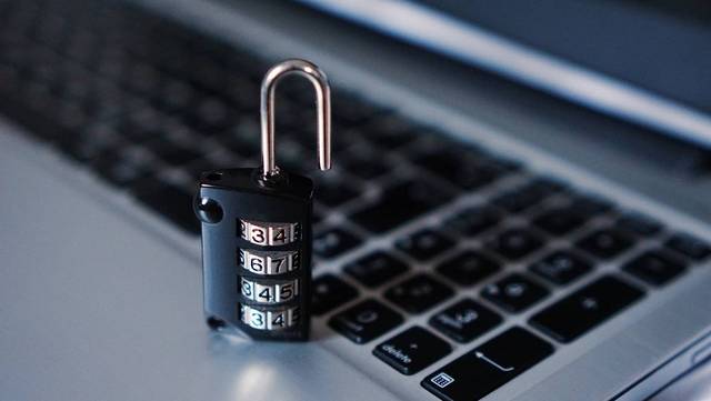 Offenes Vorhängeschloss  steht auf Laptop