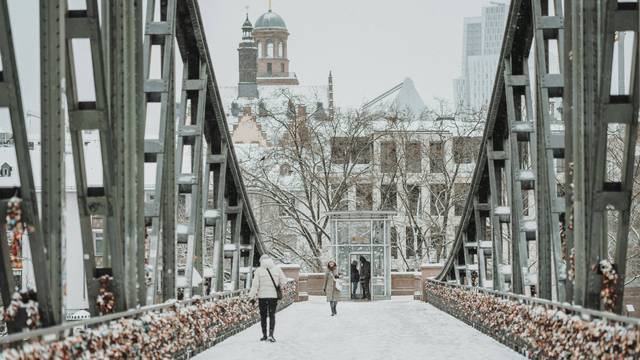 Schneefall im winterlichen Frankfurt