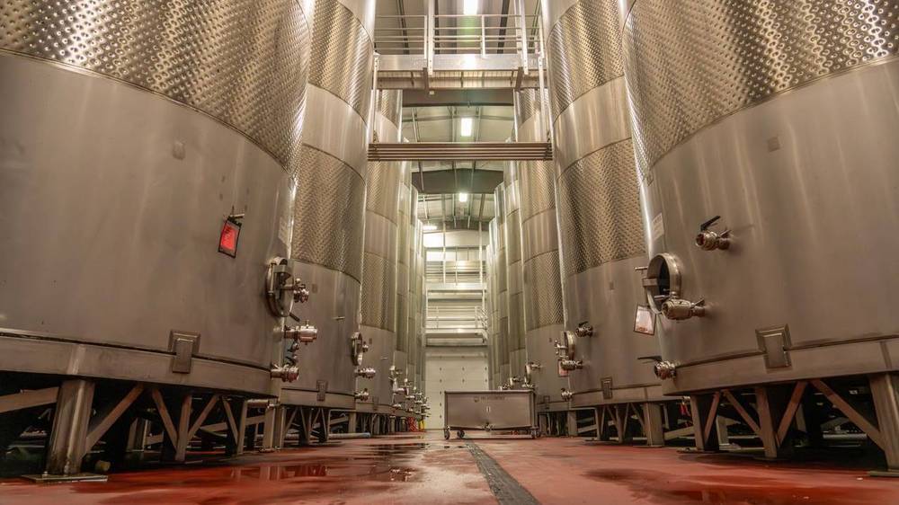 Große Edelstahltanks in einer Brauerei-Produktionshalle – Symbolbild.