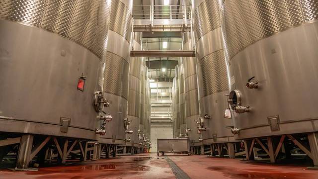 Große Edelstahltanks in einer Brauerei-Produktionshalle – Symbolbild.