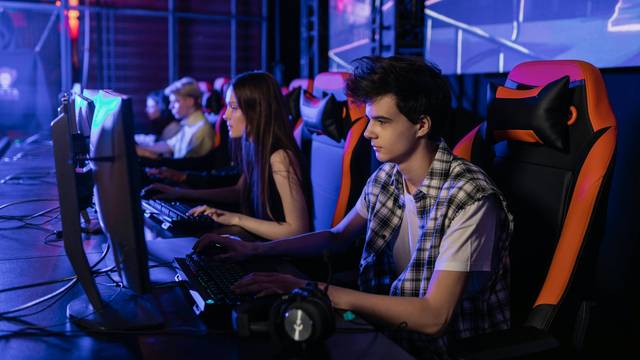 E-Sport Junge Menschen sitzen an Gaming-PCs