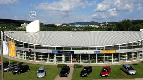Autohaus Staffel mit Opel-Schriftzug und ausgestellten Fahrzeugen vor dem Gebäude