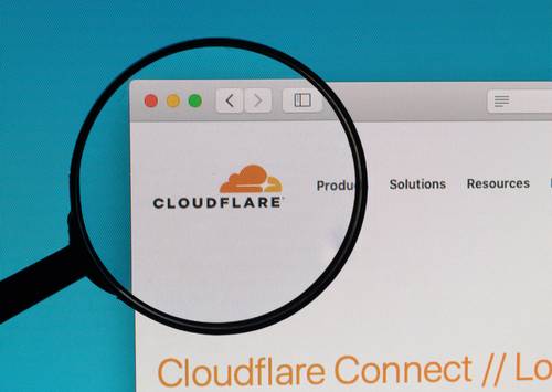 Cloudflare-Logo im Browser unter der Lupe