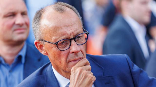 Bundeskanzler Friedrich Merz Bundeskanzler Friedrich Merz im dunkelblauen Anzug, nachdenklich, die Hand am Kinn.