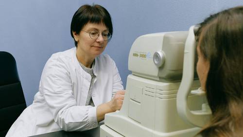 Ärztin untersucht Patientin