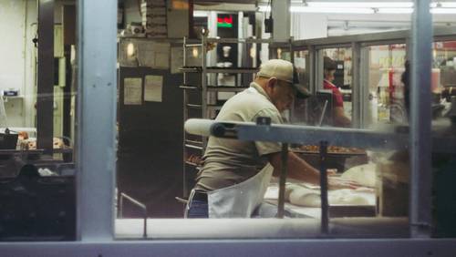 Pizzabäcker knetet Teig in Küche