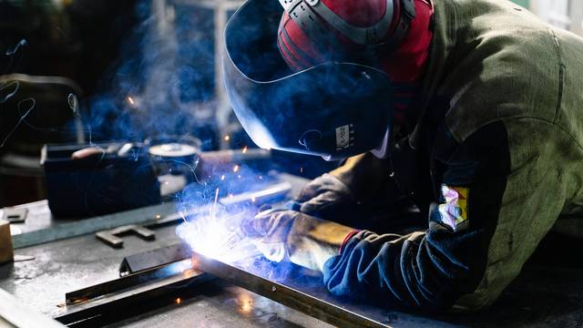 Schweißer Ein Schweißer bei der Arbeit