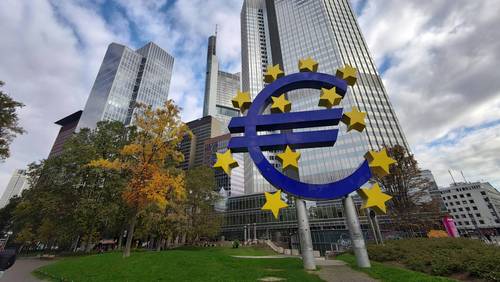 Euro-Skulptur vor dem Eurotower in Frankfurt am Main