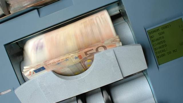Euroscheine in Geldzählmaschine