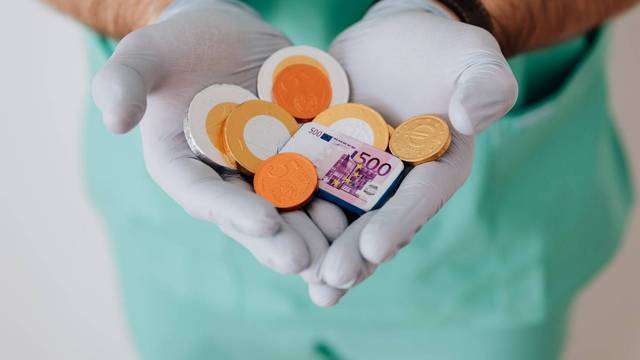 Pfleger mit Geld in den Händen Pfleger mit Geld in den Händen