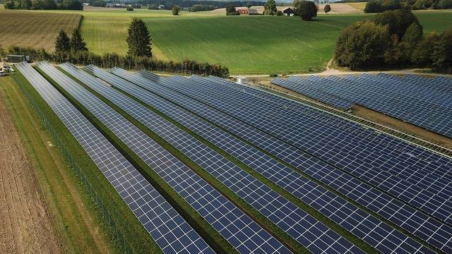 Photovoltaik-Anlage auf dem Land Photovoltaik-Anlage auf dem Land