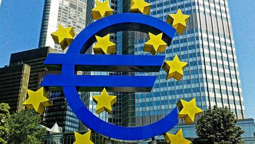 Euro-Symbol mit gelben Sternen vor dem EZB-Gebäude in Frankfurt am Main