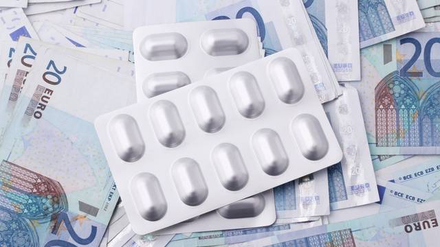 Krankenversicherung Symbolbild Tabletten-Blister auf 20-Euro-Scheinen