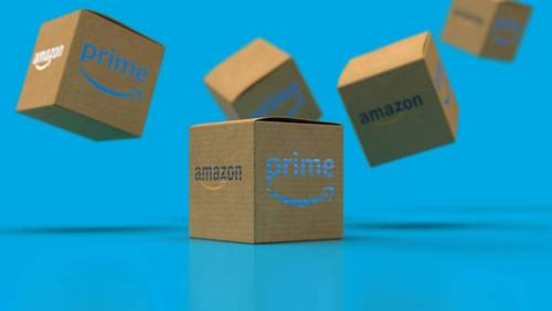 Amazon Prime Pakete vor blauem Hintergrund