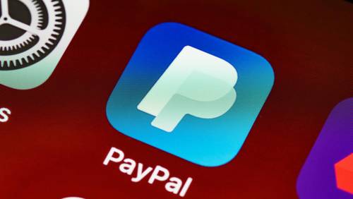 Das Logo der Paypal-App auf einem Smartphone
