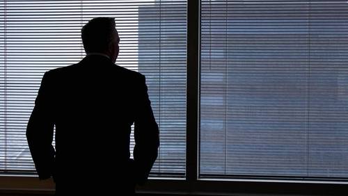 Geschäftsführer blickt aus dem Fenster und denkt nach