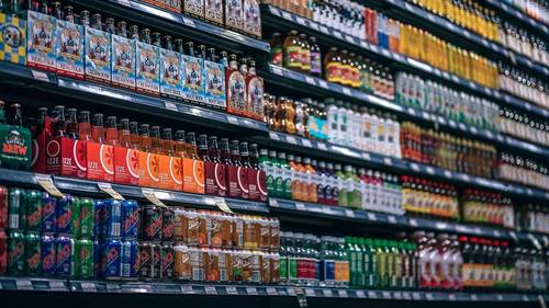 Getränke im Supermarktregal