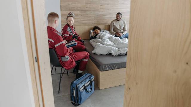 Frau liegt krank im Bett