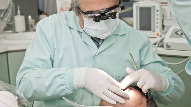 Zahnarzt Zahnarzt behandelt Patienten