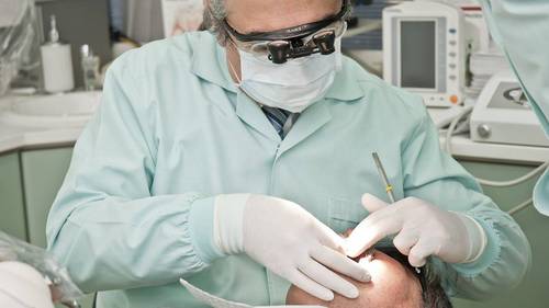 Zahnarzt behandelt Patienten
